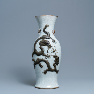 Un vase en porcelaine de Chine dite 'de Nankin' à décor d'un dragon, Chine, 19ème
