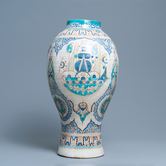 Un grand vase en céramique polychrome, Maroc ou Tunésie, vers 1900