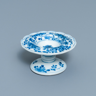 Un saleron en porcelaine de Chine en bleu et blanc, Kangxi