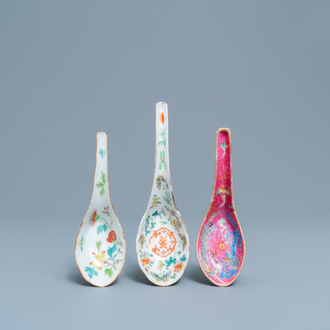 Trois cuillères en porcelaine de Chine famille rose, 19/20ème