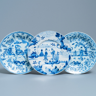 Trois assiettes en porcelaine de Chine en bleu et blanc à décor de longues dames, Kangxi/Yongzheng