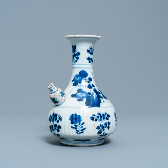 Een Chinese blauw-witte kendi, Kangxi