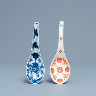 Deux cuillères en porcelaine de Chine en bleu et blanc et en rouge de fer, marque et époque de Daoguang et de Guangxu