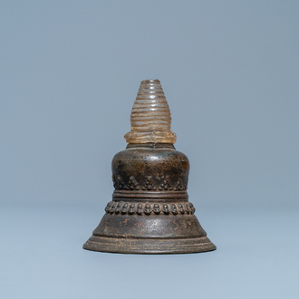 Un stupa en bronze au yasti en cristal de roche, Tibet, 18ème