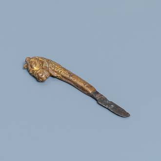 Une manche de couteau en forme de cheval en bronze doré, Sino-Tibet, Ming