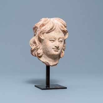 Une tête de personnage masculin en terre cuite de style hellénistique, Inde, Gandhara, 2ème/4ème