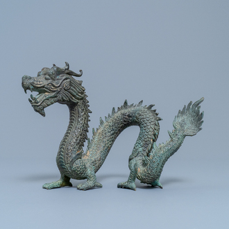 A Chinese bronze model of a dragon, 19/20th C.