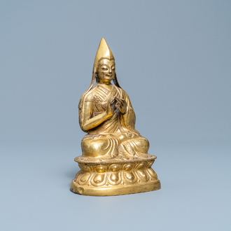 Een Sino-Tibetaanse verguld bronzen figuur van een Lama, Ming