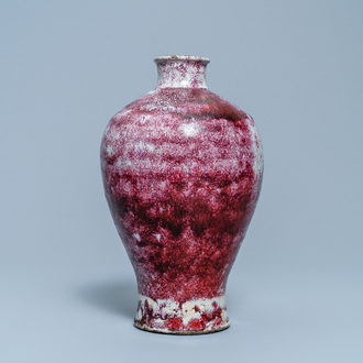 Un vase de forme meiping de type junyao, Yuan ou Ming