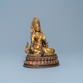 Een verguld bronzen figuur van de Witte Tara, Nepal, 16e eeuw