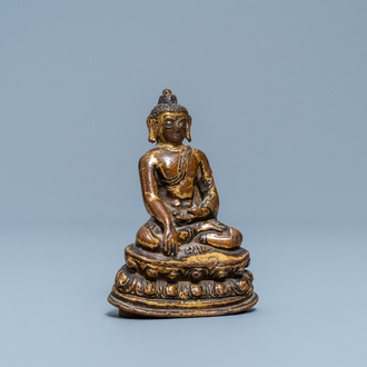 Een Sino-Tibetaanse verguld bronzen figuur van Boeddha Shakyamuni, Ming