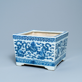 A square Chinese blue and white 'dragon' jardinière, 19th C.