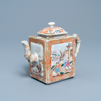 Une théière rectangulaire en porcelaine de Chine famille rose à décor mandarin, Qianlong