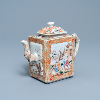 Een Chinese famille rose theepot en deksel met mandarijns decor, Qianlong