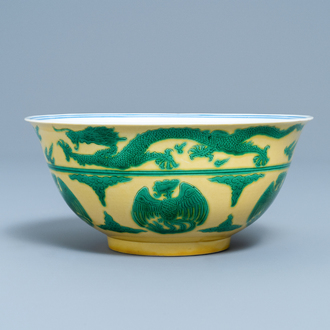 Un bol impérial en porcelaine de Chine en jaune et vert à décor de dragons et phénix, marque et époque de Kangxi