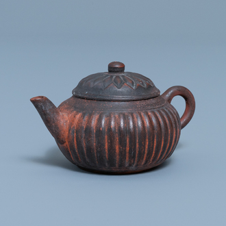 Une théière couverte en grès de Yixing en forme de chrysanthème, marque en creux, Qianlong