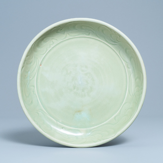 Een Chinese Longquan celadon schotel met onderglazuur decor, Yuan/Ming