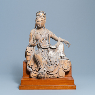 Een Chinese beschilderde houten figuur van Guanyin, Ming