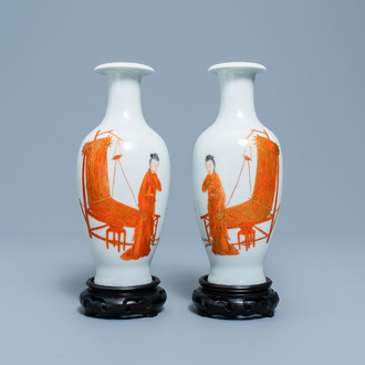 Une paire de vases en porcelaine de Chine, marques de Qianlong, République