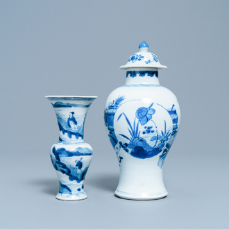 Twee Chinese blauw-witte vazen, Kangxi