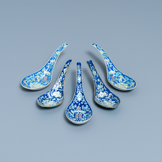 Cinq cuillères en porcelaine de Chine à fond bleu, dont une paire marque et époque de Tongzhi
