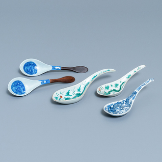 Cinq cuillères en porcelaine de Chine en bleu et blanc et famille verte, 19/20ème