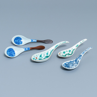 Vijf Chinese blauw-witte en polychrome 'draken' lepels, 19/20e eeuw