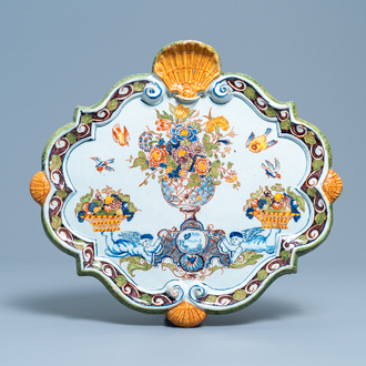 Une plaque en faïence de Delft polychrome à décor d'un vase fleuri, 18ème