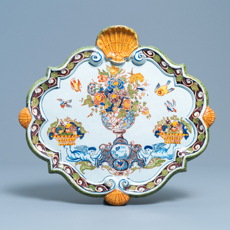 Een polychrome Delftse plaquette met een bloemenvaas, 18e eeuw