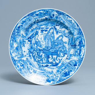 Un plat en porcelaine de Chine en bleu et blanc à décor de musiciens, Kangxi