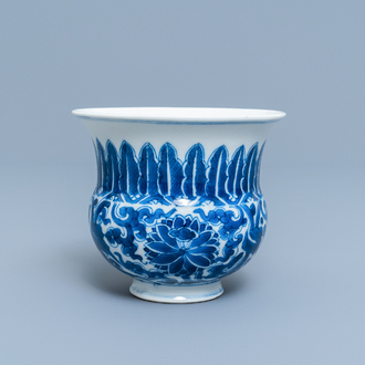 Un crachoir ou 'zhadou' en porcelaine de Chine en bleu et blanc, Kangxi