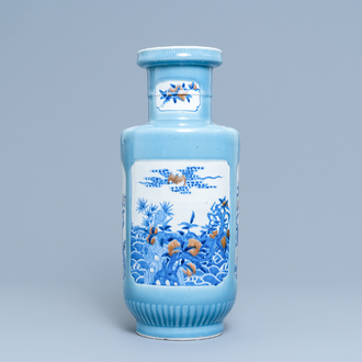 Un vase de forme rouleau en porcelaine de Chine en bleu, blanc et rouge de cuivre à fond bleu de lavande, 19/20ème
