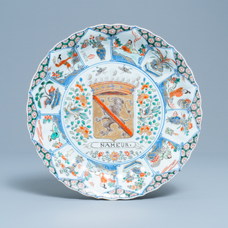 Un plat de la série des 'Provinces' en porcelaine de Chine famille verte aux armes de Namur, Kangxi/Yongzheng