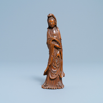 A Chinese carved wooden figure of Guanyin, 18/19th C.