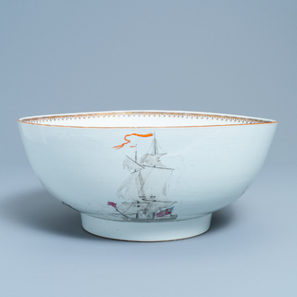 Un grand bol en porcelaine de Chine famille rose et grisaille à décor de la bataille navale de Cartagène, Qianlong