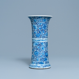 Een Chinese blauw-witte vaas met florale slingers, Kangxi