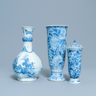 Deux gobelets et un vase de forme bouteille en porcelaine de Chine en bleu et blanc, Kangxi/Qianlong