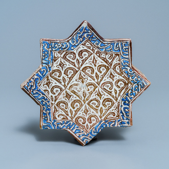 Un carrreau en forme d'étoile à reflets métalliques, Kashan, Iran, 14ème