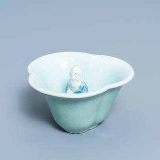 Une tasse surprise en porcelaine de Chine à émail céladon figurant 'Lu Hong Jian' en bleu et blanc, Qianlong