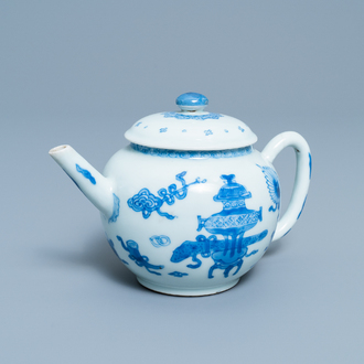 Une théière couverte en porcelaine de Chine en bleu et blanc, Kangxi