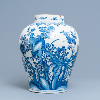 Een grote blauw-witte Delftse vaas met chinoiserie decor van vogels bij bloesemtakken, 18e eeuw