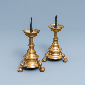 Une paire de flambeaux en bronze, Flandres ou Pays-Bas, 16ème