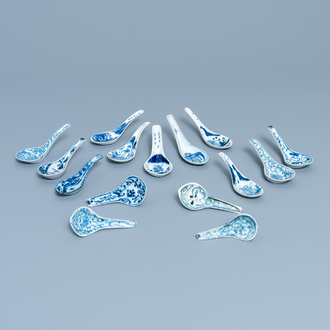 Fifteen Chinese blue and white spoons, 19/20th C.