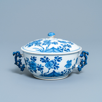 Een Chinese blauw-witte dekselkom met floraal decor, Kangxi