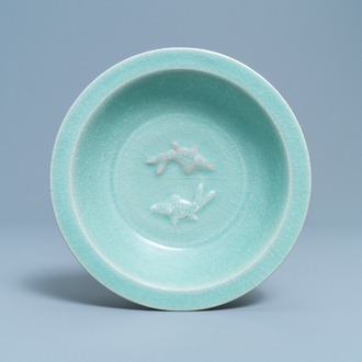 Een Chinese Longquan celadon 'twin fish' schotel, Song