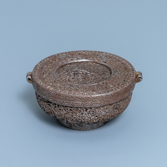 Un bol couvert en acier poli ajouré à décor de dragons, Tibet, 16/17ème