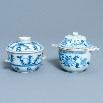 Twee Chinese blauw-witte papkommen met deksels, Kangxi