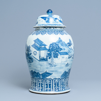 Un grand vase couvert en porcelaine de Chine en bleu et blanc, 19ème