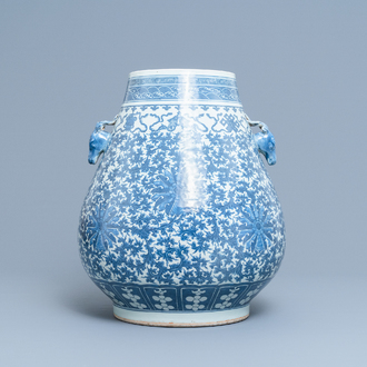 Un vase de forme hu en porcelaine de Chine en bleu et blanc, 19ème