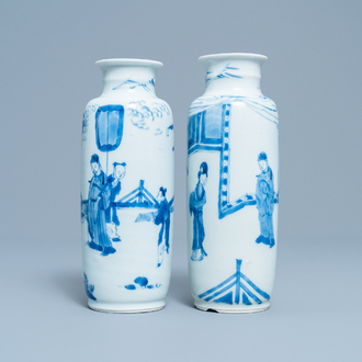 Deux vases de forme rouleau en porcelaine de Chine en bleu et blanc, Kangxi